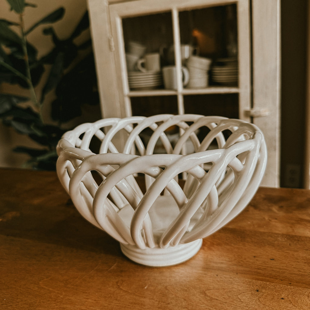 White Woven Vintage Ceramic Basket Bowl – Lattice Bread & Fruit Centerpiece