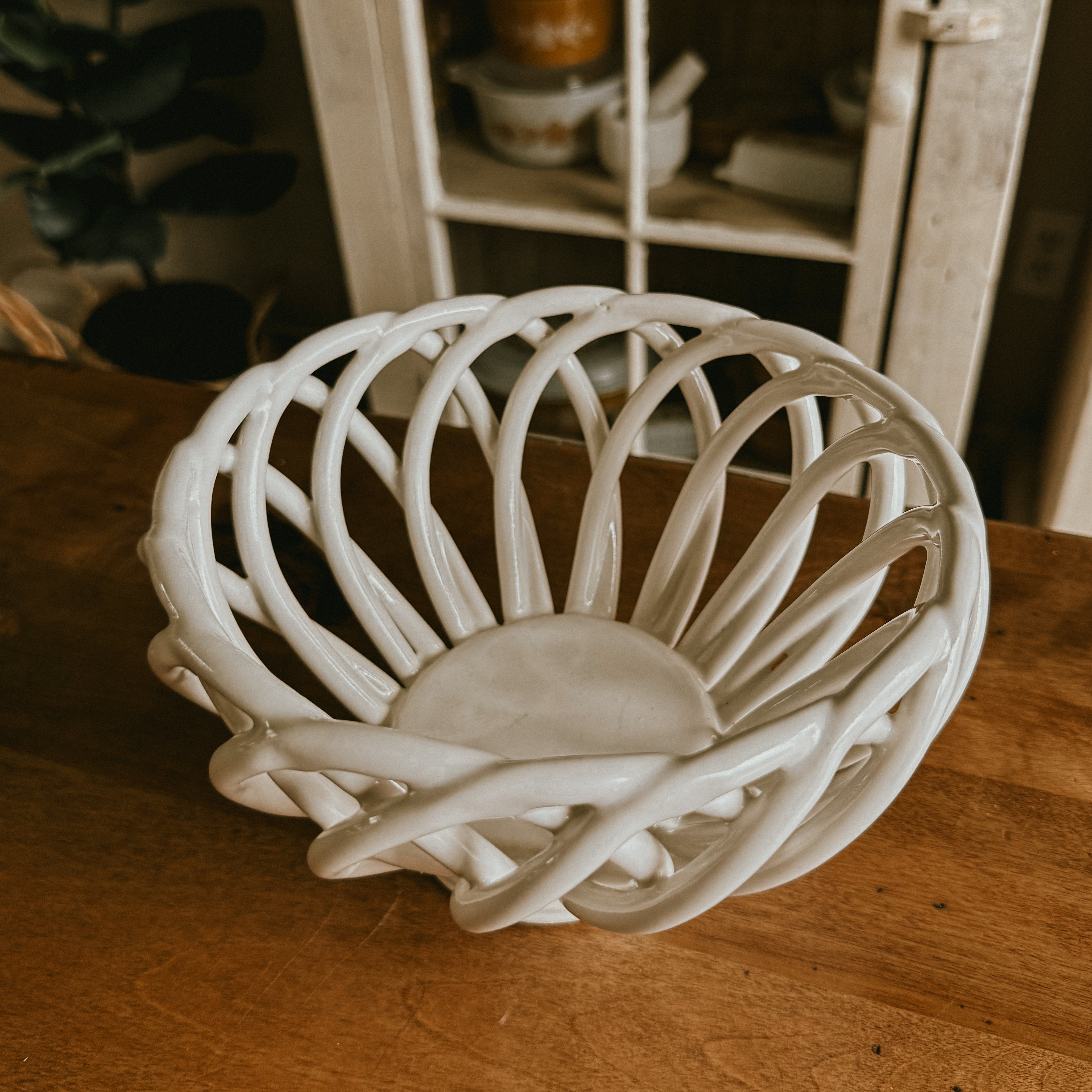 White Woven Vintage Ceramic Basket Bowl – Lattice Bread & Fruit Centerpiece