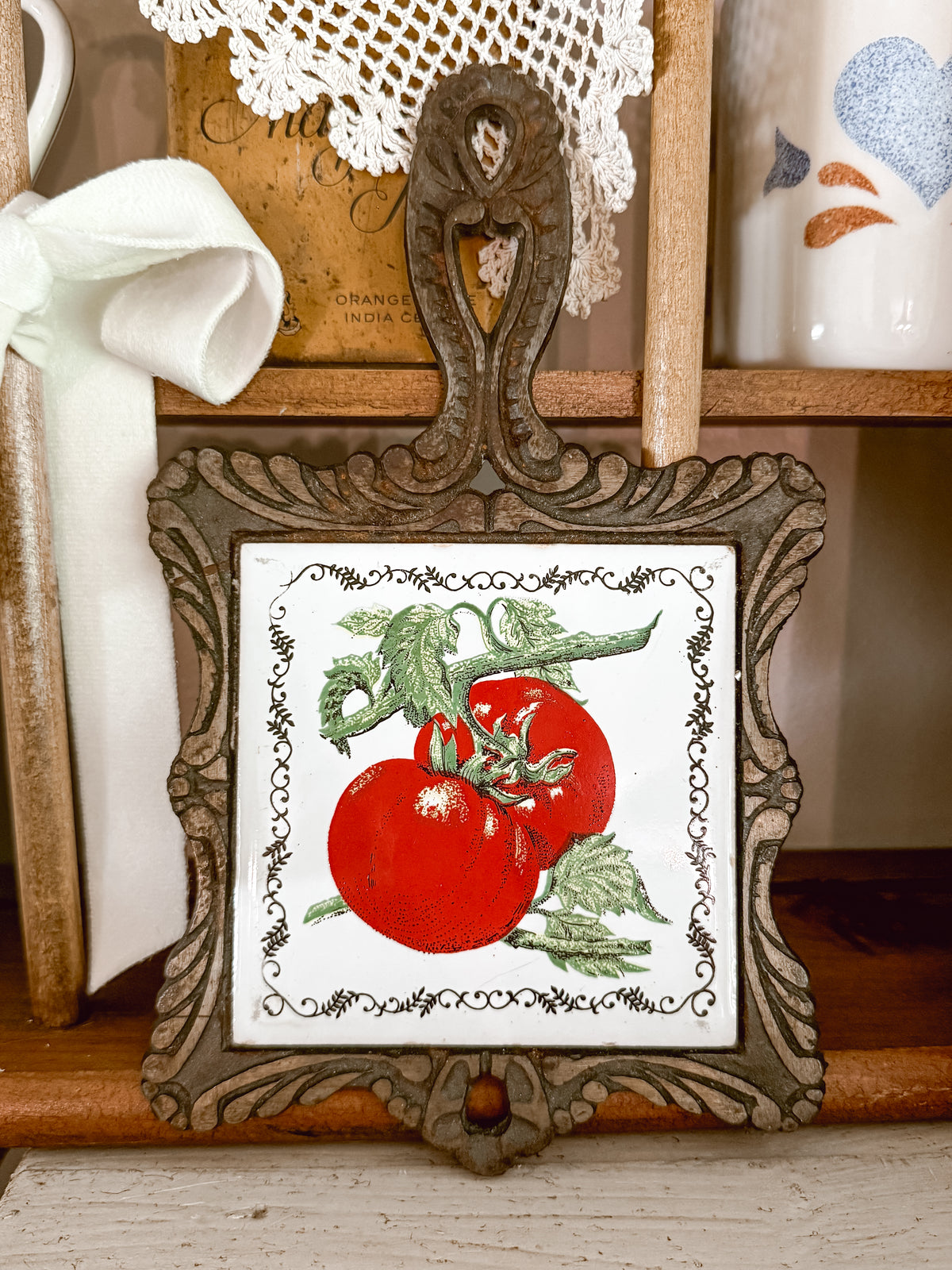 Cast Iron Vintage Trivet with Ceramic Tomato Tile – Retro Kitchen Hot Pad & Wall Decor