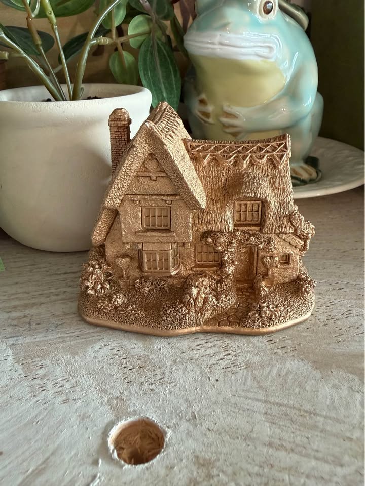 Lilliput Lane Vintage Metallic Gold Gilt Thatched Cottage Figurine – Made in England 4"